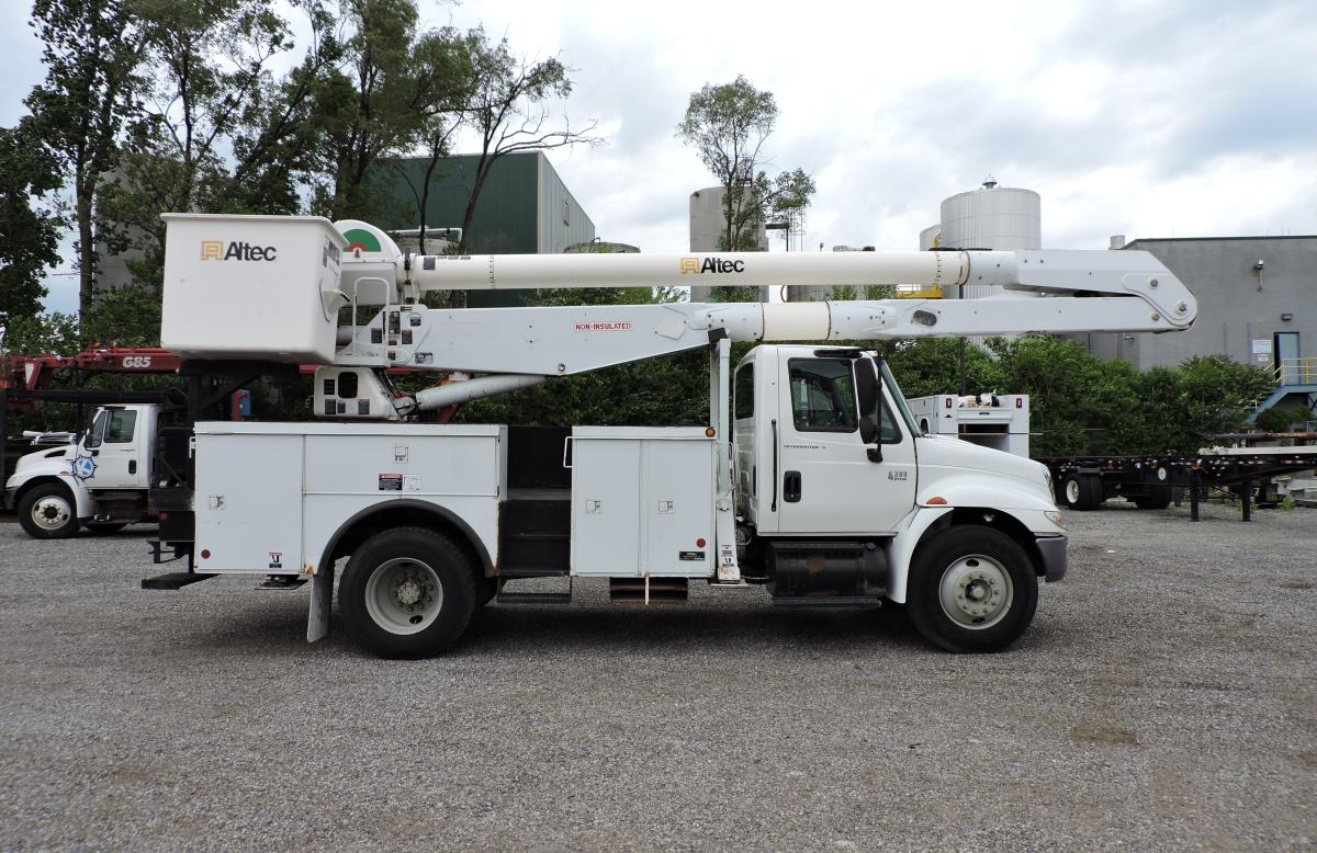 Altec AA755L, 2005 International 4300 4x2 | Runnion Equipment Company